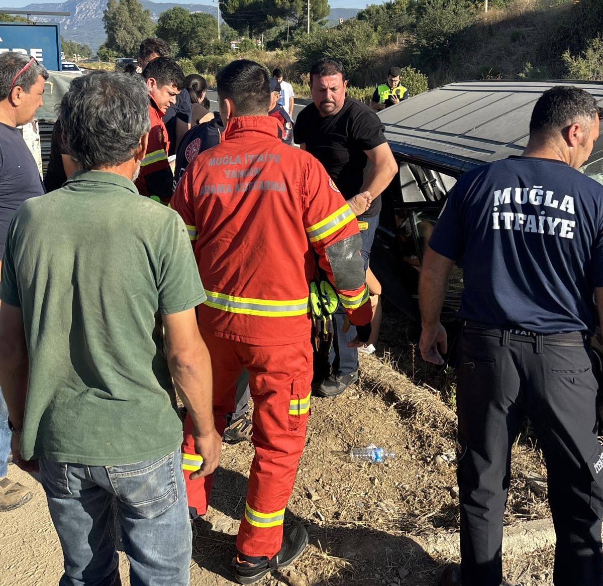 Ula'da hafif ticari araç yoldan çıktı: 1'i çocuk 7 yaralı